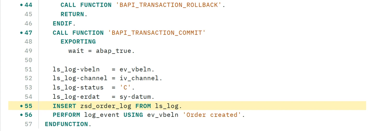 Panel de código fuente de la app web: include LZSD_ORDERU01, líneas 44 a 57, con las líneas citadas marcadas y la línea 55, INSERT zsd_order_log FROM ls_log., resaltada.